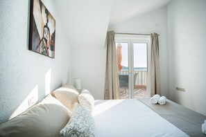1 bedroom, WiFi, bed sheets - Sea view apt for 4, on the beach, Seget Donji (Seget Donji)