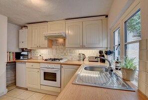 Microwave, oven, high chair, cookware/dishes/utensils - 2 Bed in Appledore (oc-whimbc) (Appledore)