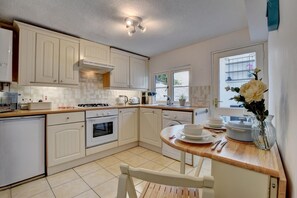 Microwave, oven, high chair, cookware/dishes/utensils - 2 Bed in Appledore (oc-whimbc) (Appledore)