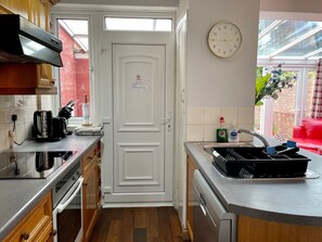 Casa | Cuina privada | Frigorífic, cafetera i tetera i trona