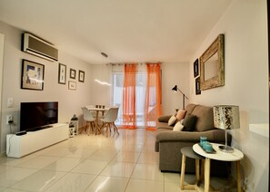TV - Beach Side apartment (Sitges)