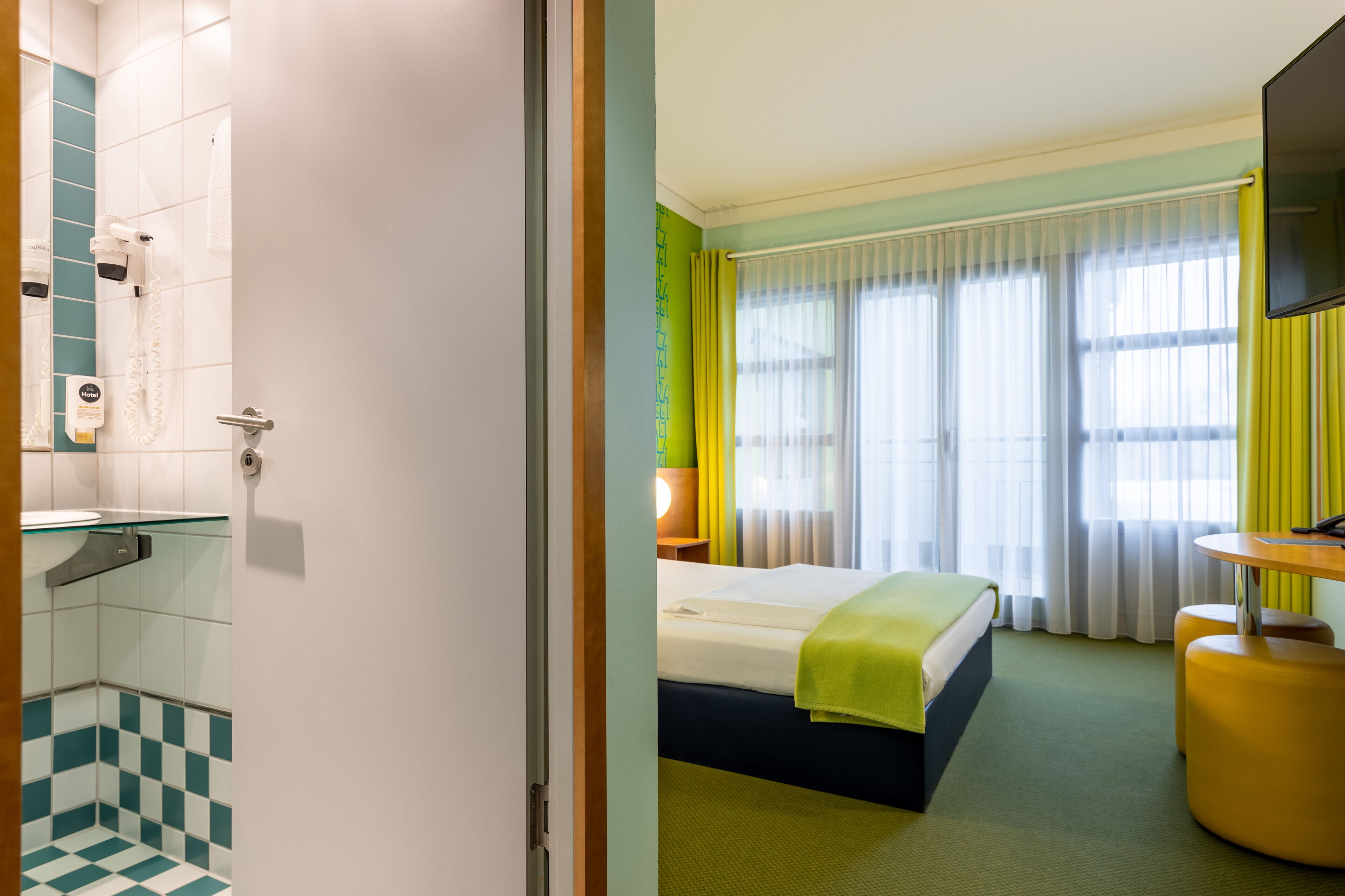 Allergikerbettwaren, Schreibtisch, schallisolierte Zimmer