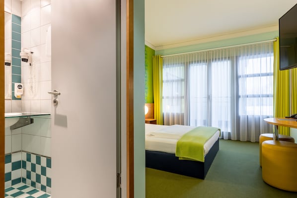 Hypo-allergenic bedding, desk, soundproofing, free WiFi