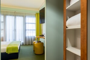 Roupas de cama antialérgicas, escrivaninha, quartos à prova de som