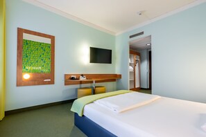 Ropa de cama hipoalergénica, escritorio y sistema de insonorización 