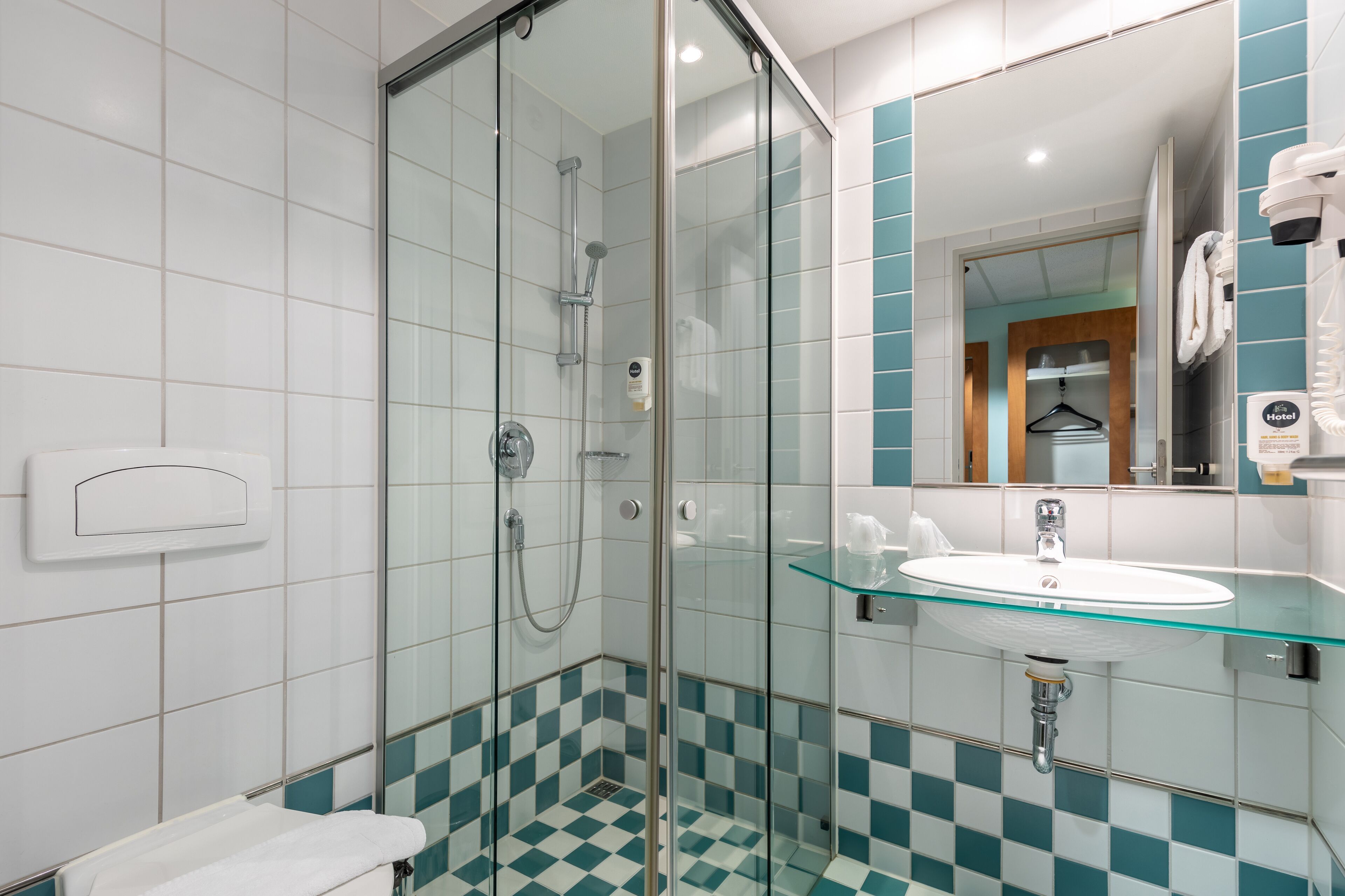 Dusche, kostenlose Toilettenartikel, Haartrockner, Handtücher