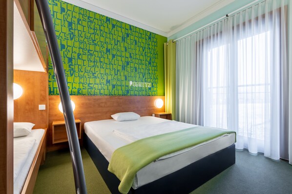 Allergikerbettwaren, Schreibtisch, schallisolierte Zimmer