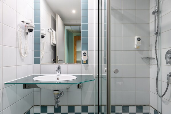 Ducha, artículos de tocador gratuitos, secador de pelo, toallas