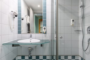 Dusj, toalettartikler (inkludert), hårføner og håndklær