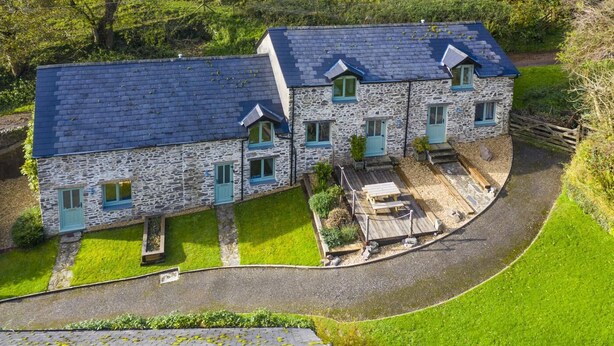 A stone house with a curved driveway and a small patio area. - 2 Bed in Parracombe (oc-cottag) (Trentishoe)