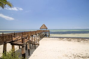 On the beach, white sand - Kena Beach Villas (Marumbi)