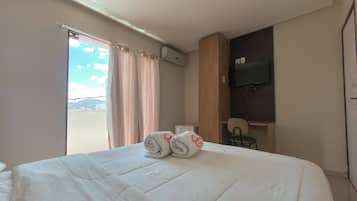 Quarto casal | Escrivaninha, Wi-Fi de cortesia, roupa de cama