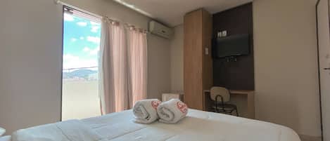 Quarto casal | Escrivaninha, Wi-Fi de cortesia, roupa de cama