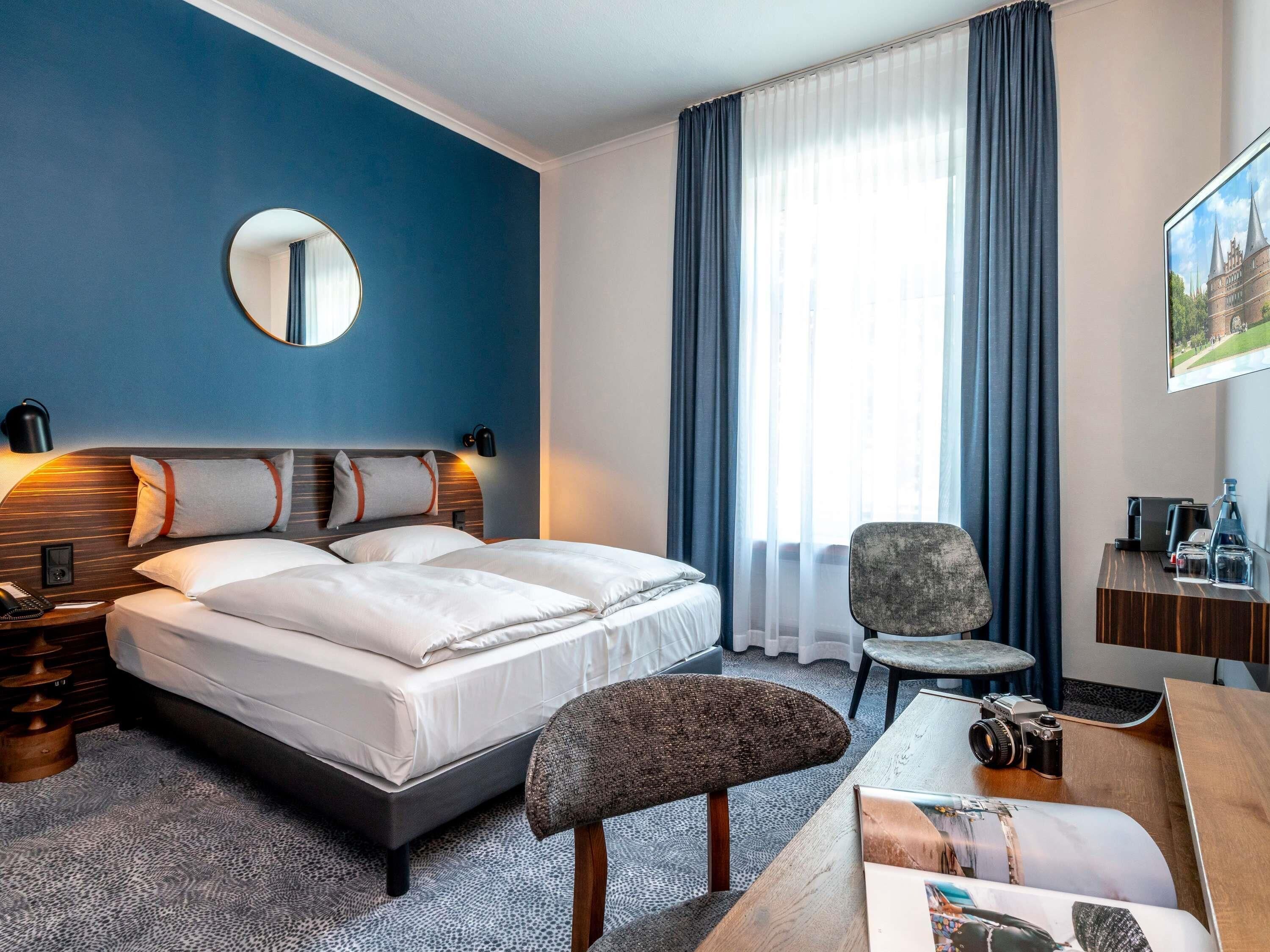 Desk, soundproofing, free WiFi, bed sheets