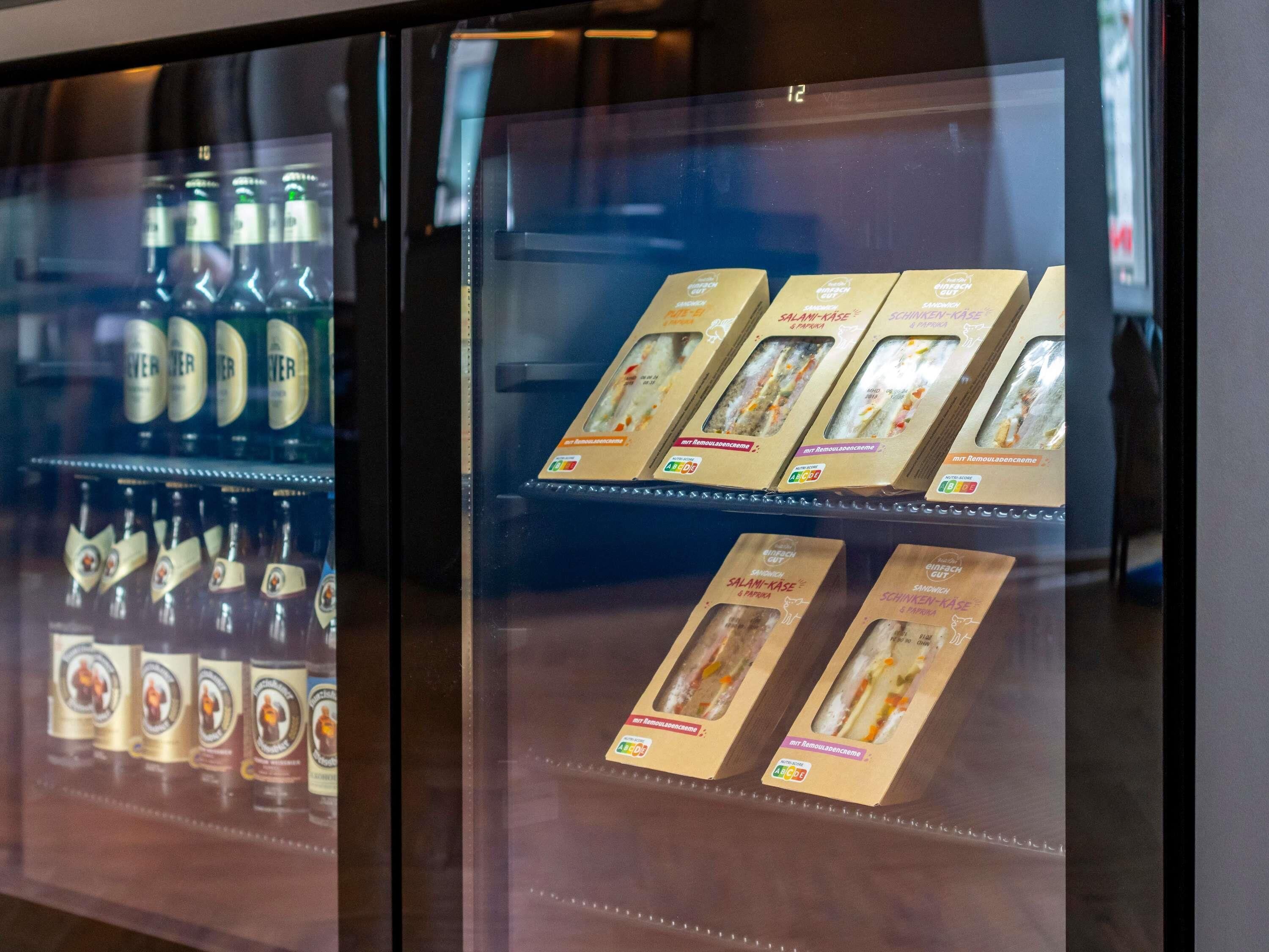 Vitrina refrigerada con alimentos envasados, como sándwiches y bebidas.