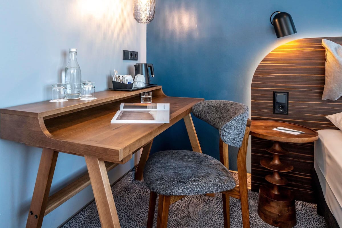 Desk, soundproofing, free WiFi, bed sheets