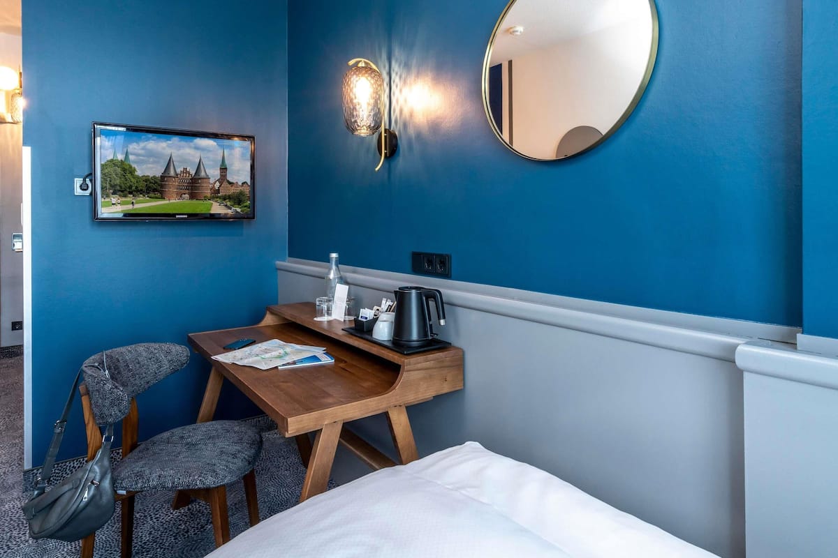 Rom – standard, 2 enkeltsenger | Skrivebord, lydisolert, wi-fi (inkludert) og sengetøy