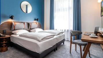 Desk, soundproofing, free WiFi, bed sheets
