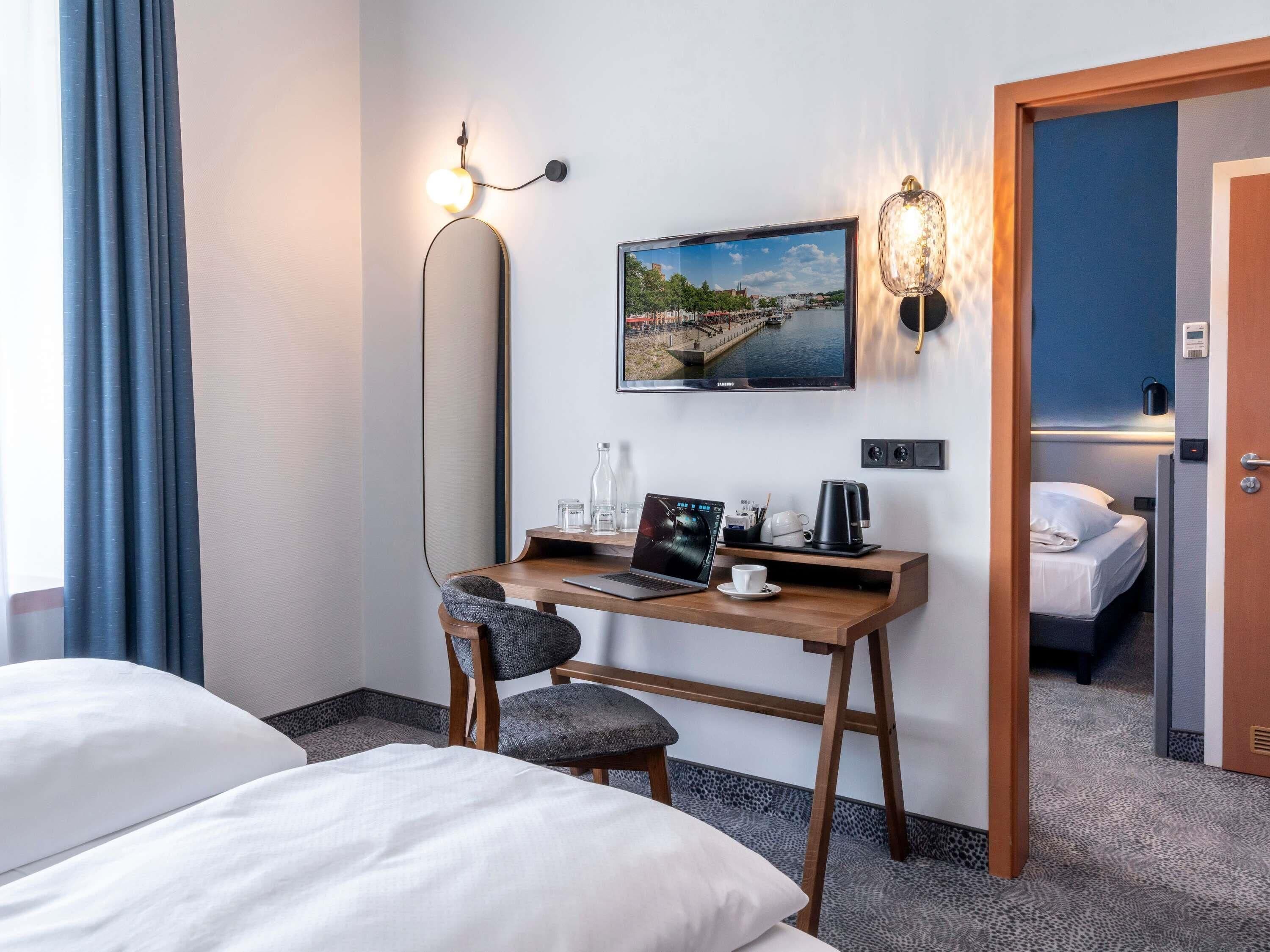 Habitación superior, 1 cama doble con sofá cama | Escritorio, sistema de insonorización, wifi gratis y ropa de cama