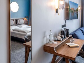 Escritorio, sistema de insonorización, wifi gratis y ropa de cama