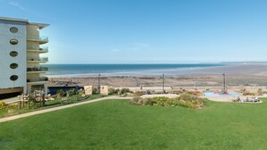 A modern building with multiple balconies overlooking a beach. - 2 Bed in Westward Ho! (oc-seaspr) (Westward Ho!)