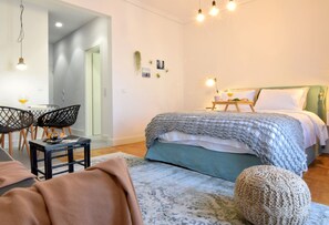 Studio with Castle View | Coffres-forts dans les chambres, rideaux occultants