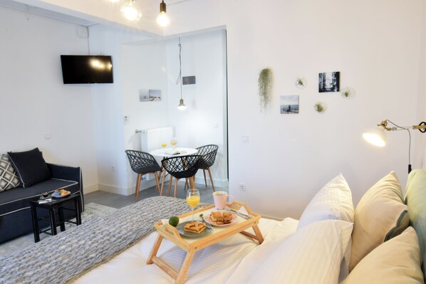 Studio with Castle View | Coin séjour | Télévision à écran plat