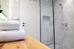Studio, Balkon, Stadtblick | Badezimmer