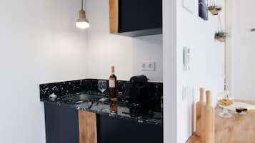 Estudio Confort, balcón, vista a la ciudad | Cocineta privada | Refrigerador, parrilla de estufa y cafetera de espresso