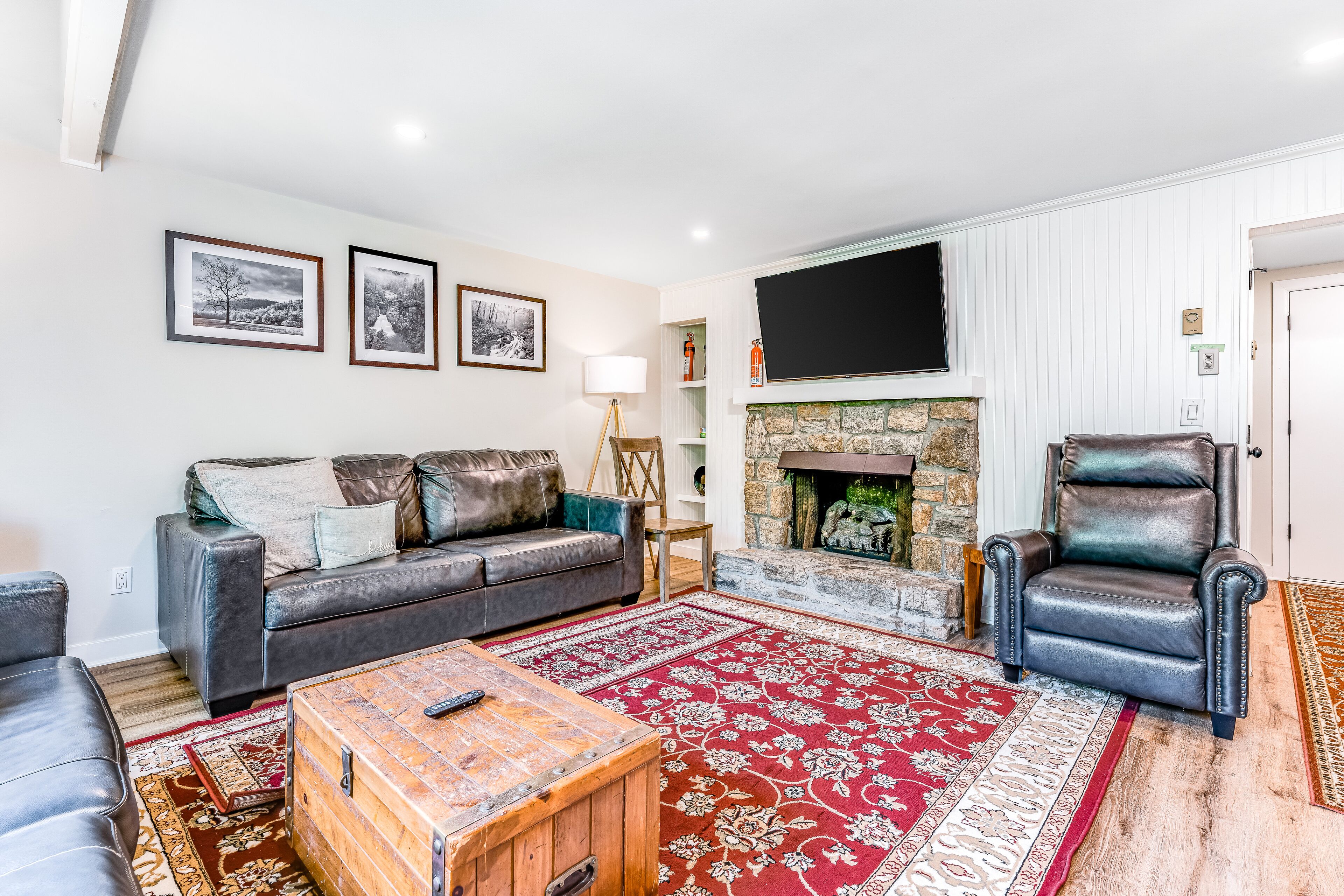 Modern mountain home with forest views & fireplace - walk to skiing & golf