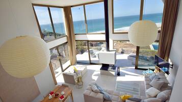 Smart TV, fireplace, DVD player