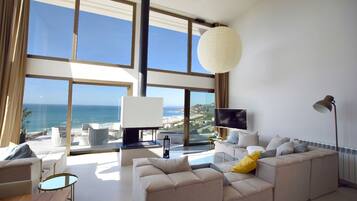Smart TV, fireplace, DVD player