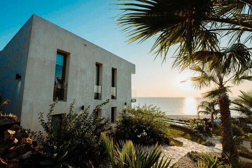 Villa built 2016, heated Pool, jaccuzzi, stunning views.