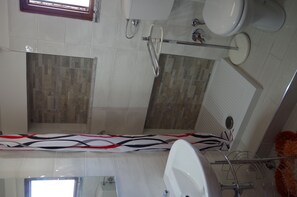 SĂšche-cheveux, serviettes fournies, papier toilette