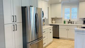 Frigorifero, microonde, forno, piano cottura