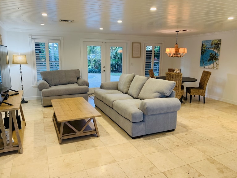 Beachy Bungalow. Within Two Miles Of Beaches/boat Ramps. Book Your Winter Stay! - Jupiter, FL