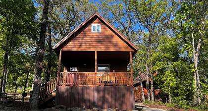 Cozy cabin in our little woodland village - access to pond and meadow
