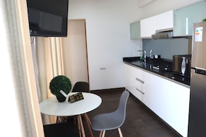 Refrigerador con freezer, microondas, cafetera/tetera, arrocera
