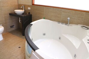 Luxury-Apartment, Terrasse, Stadtblick | Whirlwanne