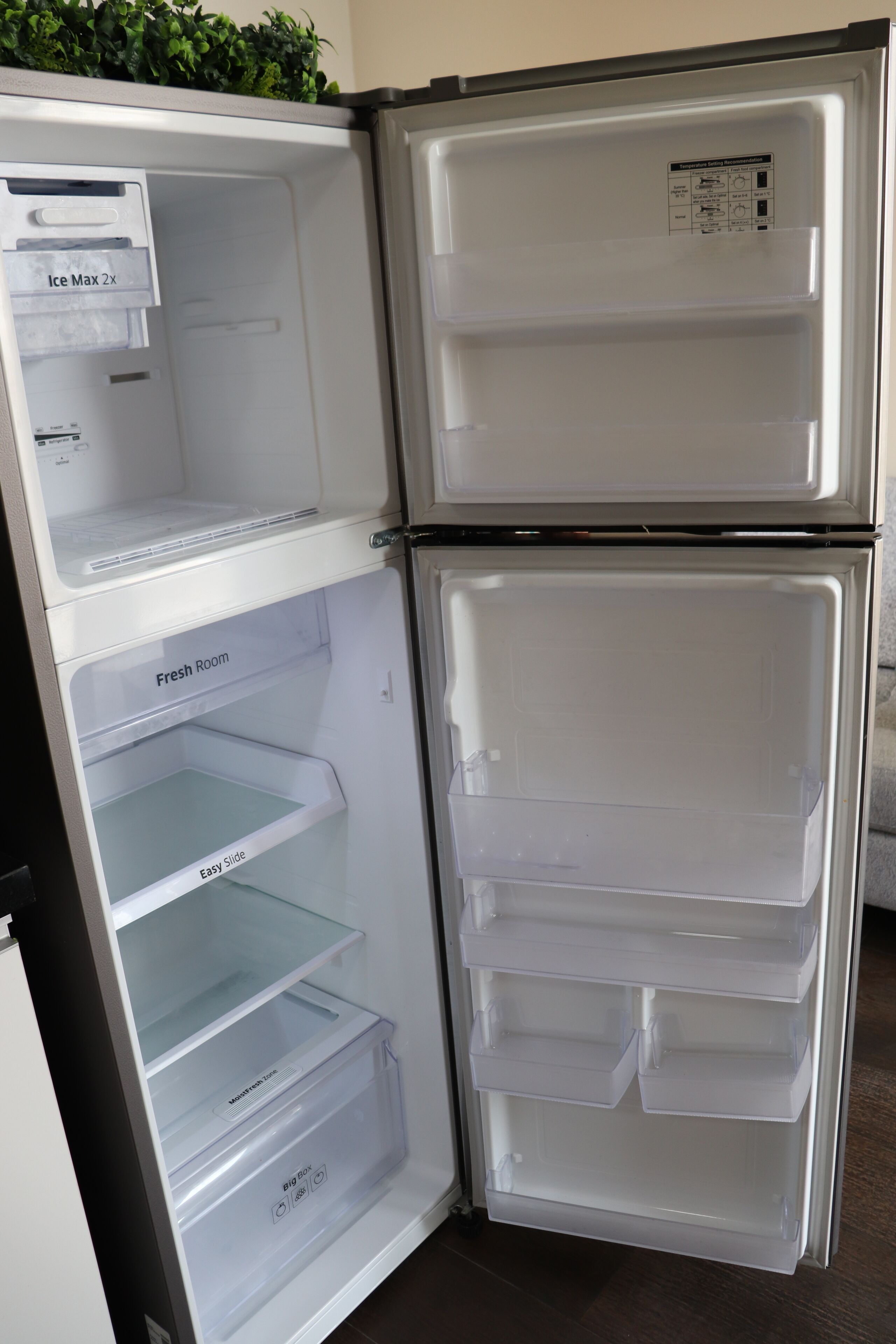 Un refrigerador blanco con varios compartimentos, incluyendo un congelador, una cámara fría y un compartimento principal con dispensador de hielo incorporado.
