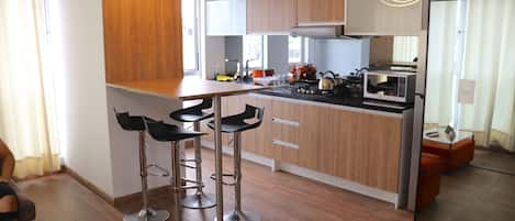 Refrigerador con freezer, microondas, cafetera/tetera, arrocera