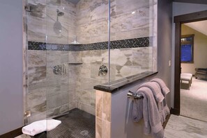 Duschwanne, Haartrockner, Shampoo