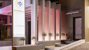Ein moderner Hotel Eingang mit einem auffälligen Schild für "Panorama Project Apartments & Suites".