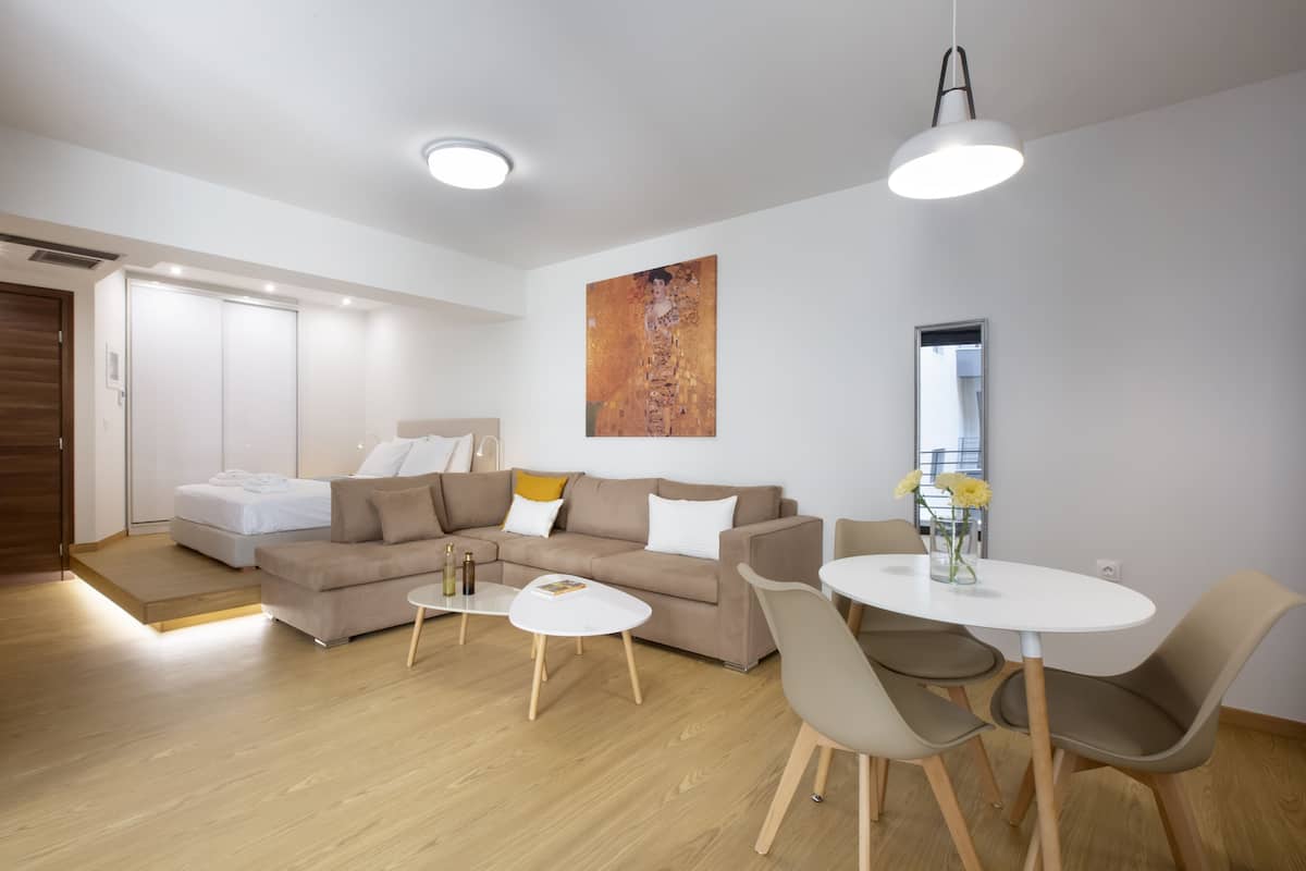 Un salon moderne avec un canapé, une table basse et un coin repas.