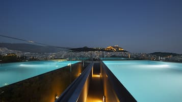 Una piscina al aire libre de temporada