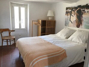 3 habitaciones, tabla de planchar con plancha, wifi y ropa de cama
