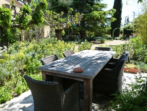 屋外ダイニングエリア