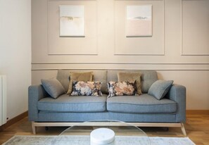 Apartment, 1 Bedroom, Balcony | Living room | Flat-screen TV - Alterhome Apartamento Plaza de Cibeles II (Madrid)