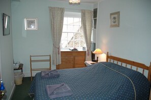 Double Room | Individually decorated, individually furnished, desk, iron/ironing board - Pear Tree Farm B&B (Kettering)