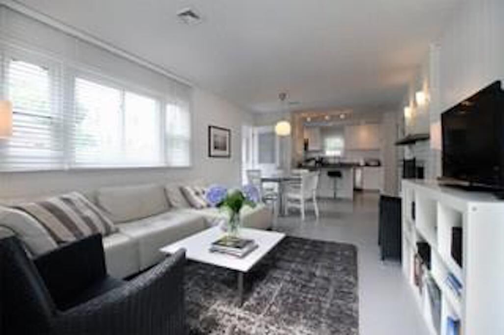 NEWPORT AREA QUIET Private Modern Cottage, WALK TO BEACHES !! FULLY FURNISHED!